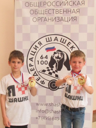 Ковалев Камчатный с медалями.jpg